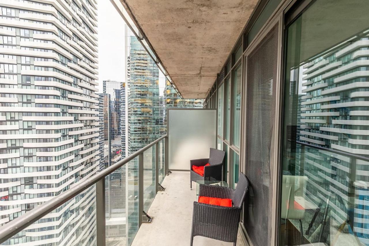 Gorgeous 1Br W/Parking Across The Scotiabank Arena Appartamento Toronto Esterno foto