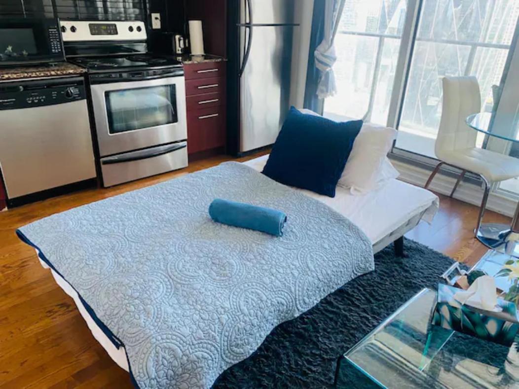Gorgeous 1Br W/Parking Across The Scotiabank Arena Appartamento Toronto Esterno foto