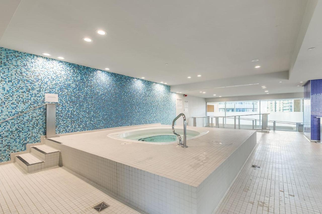 Gorgeous 1Br W/Parking Across The Scotiabank Arena Appartamento Toronto Esterno foto