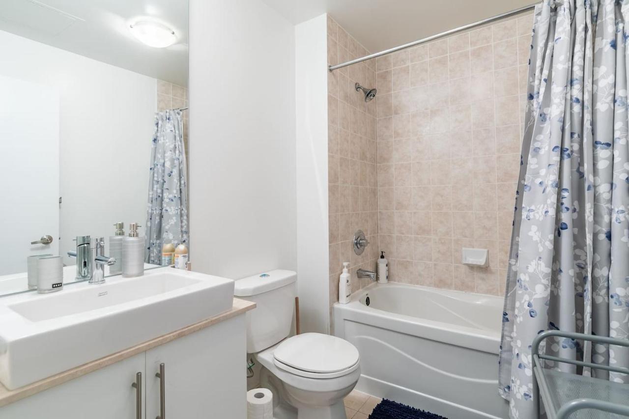 Gorgeous 1Br W/Parking Across The Scotiabank Arena Appartamento Toronto Esterno foto