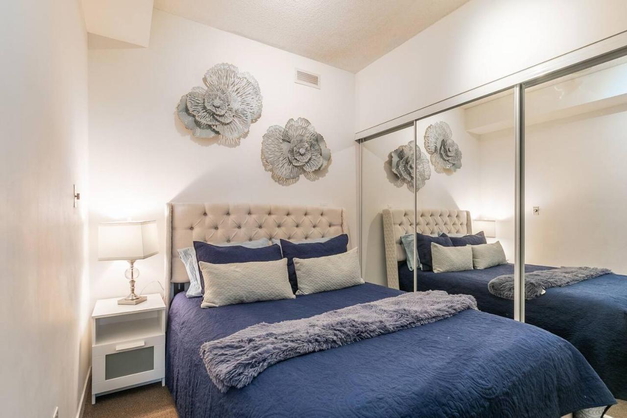 Gorgeous 1Br W/Parking Across The Scotiabank Arena Appartamento Toronto Esterno foto