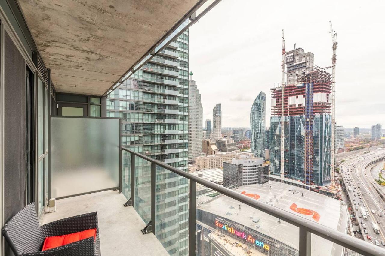 Gorgeous 1Br W/Parking Across The Scotiabank Arena Appartamento Toronto Esterno foto