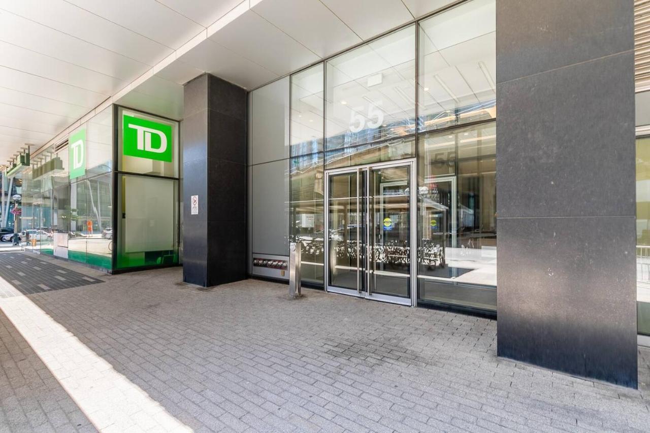 Gorgeous 1Br W/Parking Across The Scotiabank Arena Appartamento Toronto Esterno foto