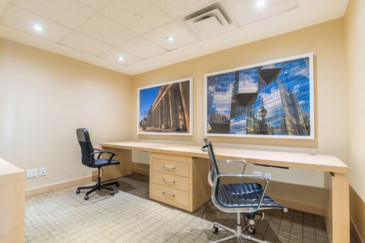 Gorgeous 1Br W/Parking Across The Scotiabank Arena Appartamento Toronto Esterno foto