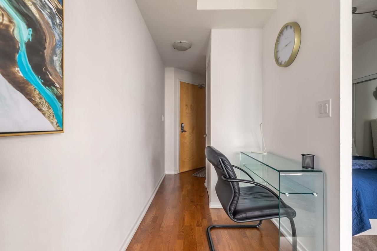 Gorgeous 1Br W/Parking Across The Scotiabank Arena Appartamento Toronto Esterno foto